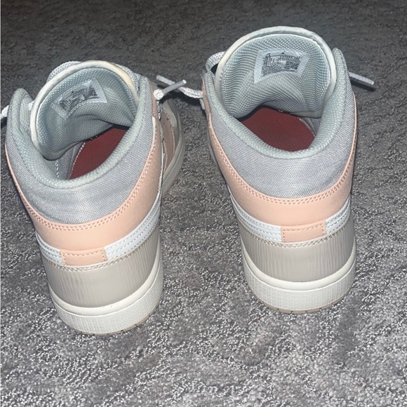 I’m selling a these Jordan I wore them two times practically brand new
